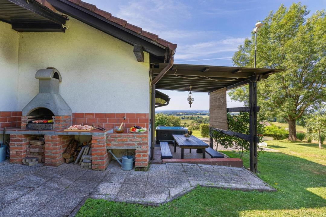 Tisina Apartment | House VilAna- Jacuzzi Garden & BBQ - Happy Rentals