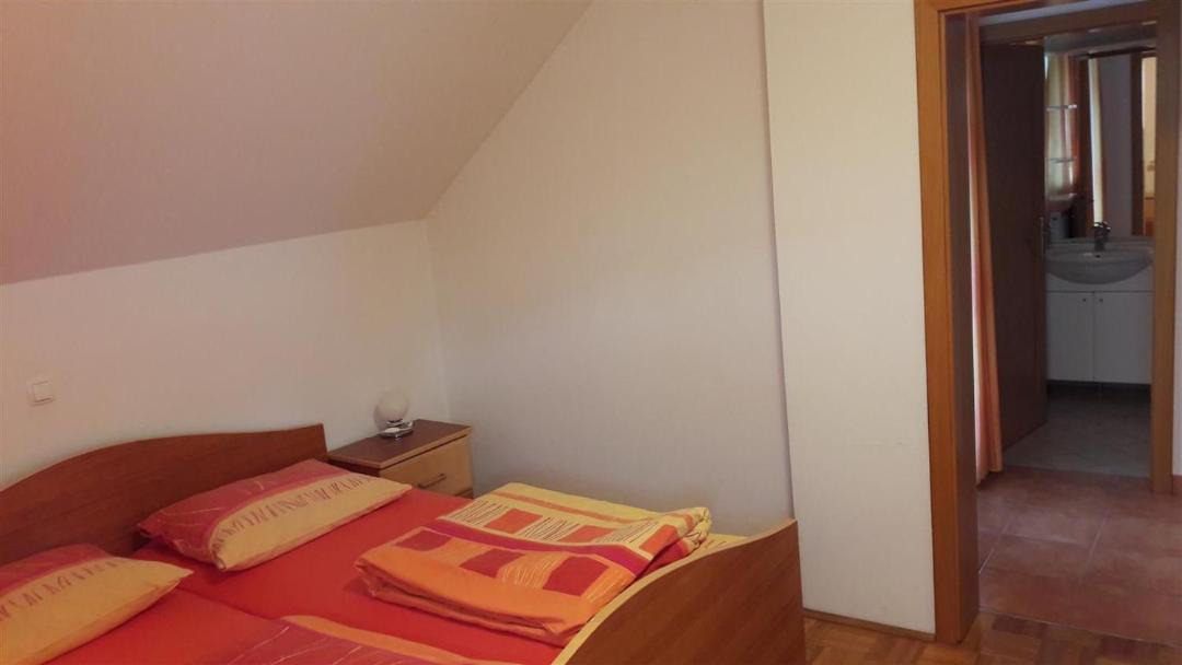 Gorenja Vas pri Smarjeti Apartment | Tourist Farm Škrbina
