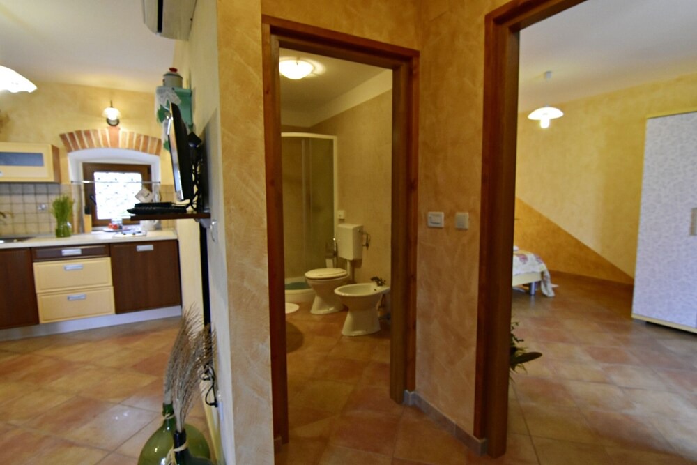Photo of Bathroom in Tar