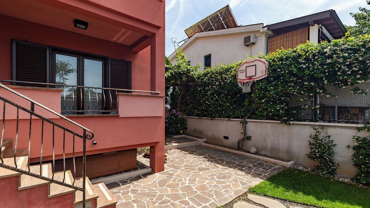 Photo of Outdoor in Spadici