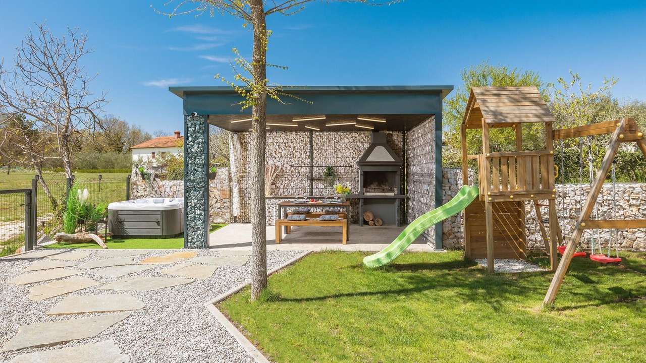 Photo of Outdoor in Tinjan