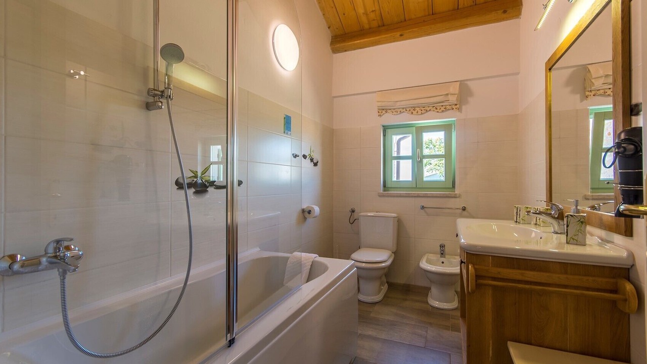 Photo of Bathroom in Tar