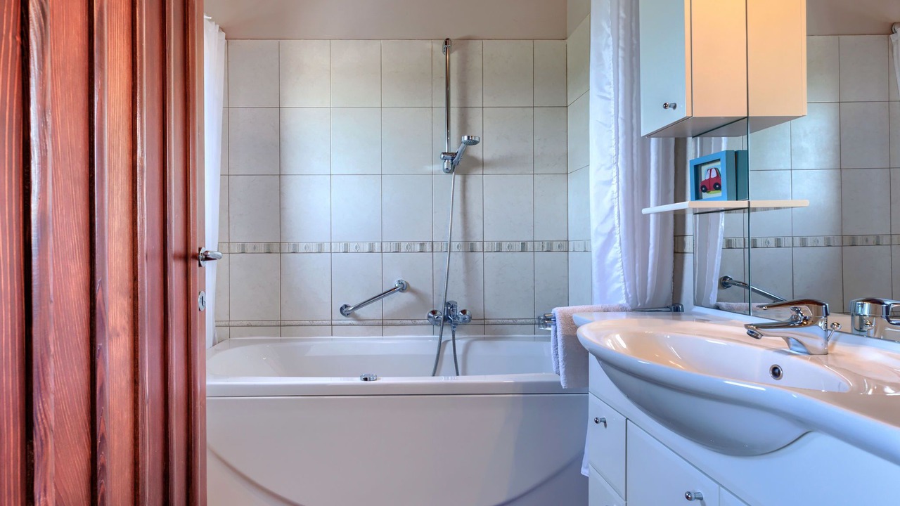 Photo of Bathroom in Tar
