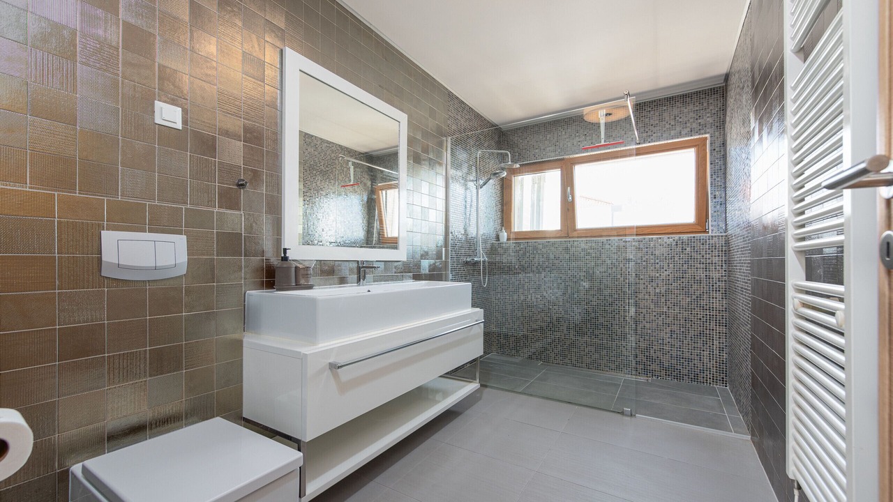 Photo of Bathroom in Petrcane