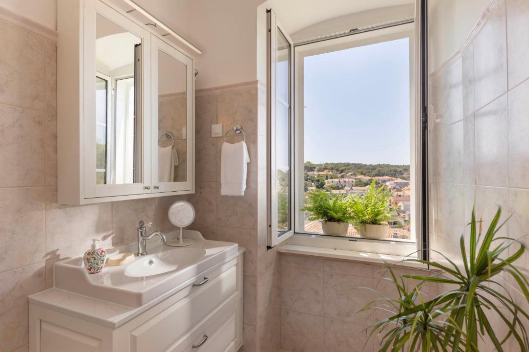 Photo of Bathroom in Cove Murtar