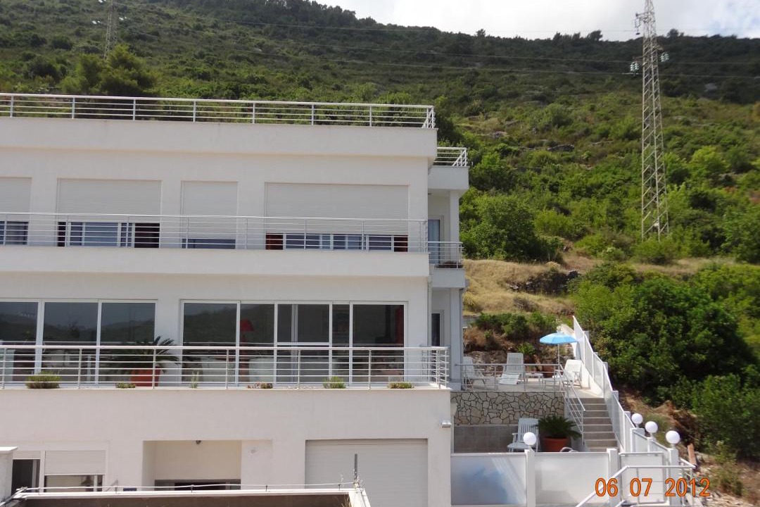 Photo of Others in Vis