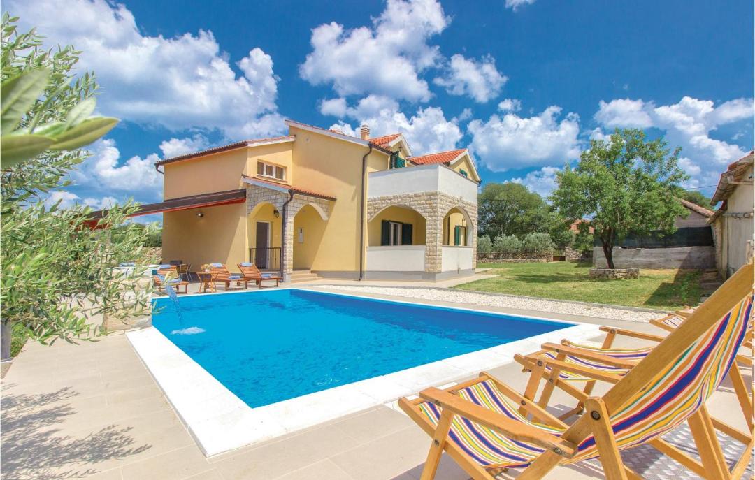Photo of Others in Bristane
