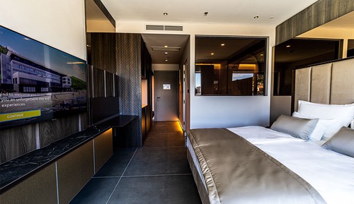 Comfort Room, 1 King Bed, Partial Sea View