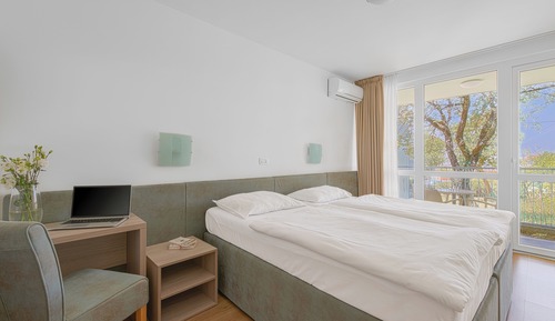 Standard twin room with extra bed