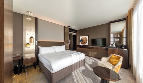 Classic Room, 1 King Bed, Corner (Separate Bath Walk In Shower)