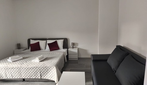 Studio (Studio Apartment with Balcony)