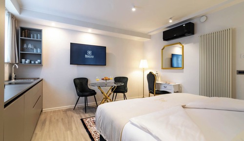 Cube - Deluxe King Suite (Basement)
