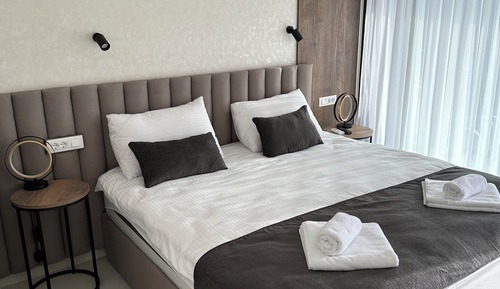 Romantic Apartment, 2 Bedrooms, Hot Tub, Sea View