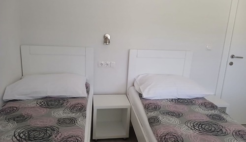 Twin Room (Twin Room)