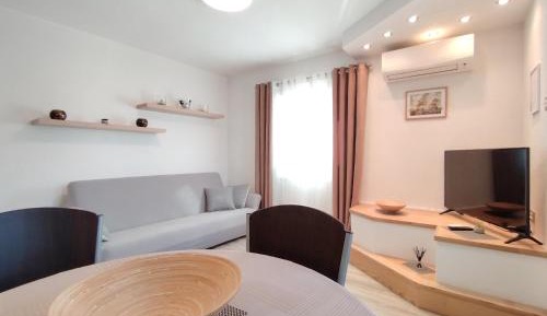 Deluxe One-Bedroom Apartment