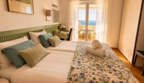 One-Bedroom Apartment with Balcony and Sea View - Island