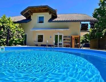 Two-Bedroom Deluxe Apartment with Balcony