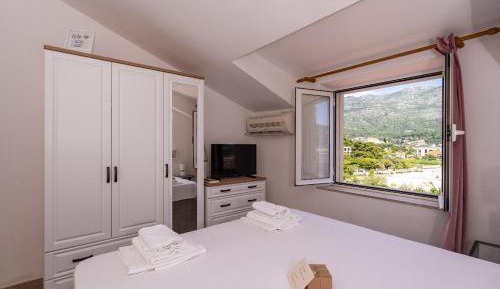 One-Bedroom Apartment with Sea View