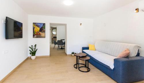 Deluxe One-Bedroom Apartment