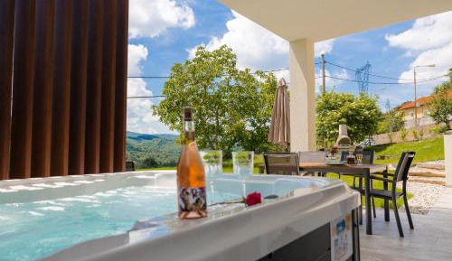 One-Bedroom Apartment with Terrace and Jacuzzi