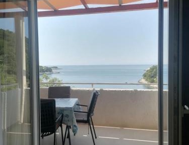 One Bedroom Apartment with Balcony and Sea View