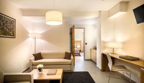 Suite for 2+2