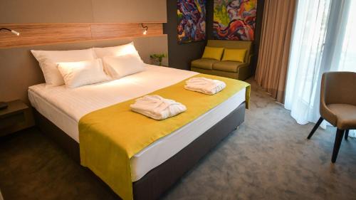 Deluxe Double Room with Balcony and  Mountain View