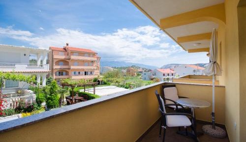 One-Bedroom Apartment with Balcony