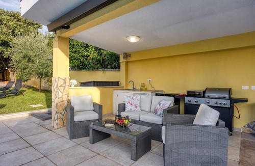 Zbandaj House | Charming Family Villa for 14 People near Porec