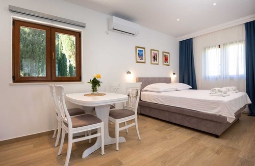 Gruda Cabin | Sveta Ana Lodges Olive lodge with pool