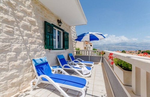 Postira Villa | Apartment Blue Oasis - Three Bedroom Apartment