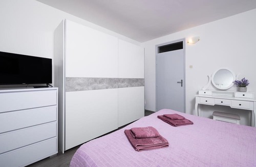 Veruda Apartment | Near the center of Pula, this lovely and welcoming apartment welcomes you.