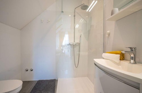 Fuzine House | Wonderful private villa for 8 people with A/C, hot tub, WIFI, private pool, TV and parking
