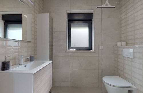 Drenje Apartment | 2 Bed House - Sleeps 4 - Hottub - Garden - Parking