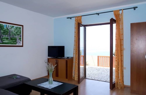 Prizna House | Stunning private villa for 10 people with A/C, WIFI, TV, terrace, pets allowed and parking