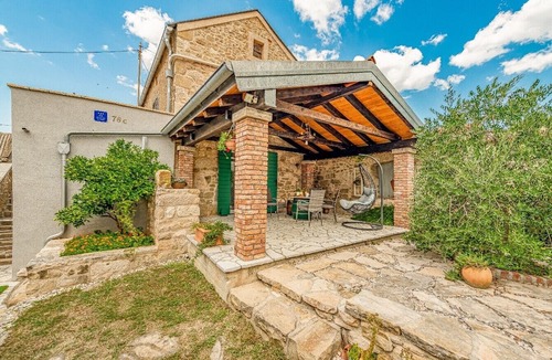 Razanac House | Holiday Home Stone Wall