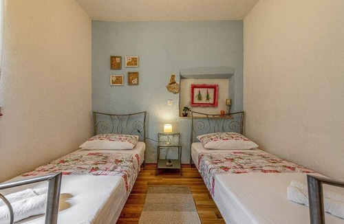Razanac House | Holiday Home Stone Wall