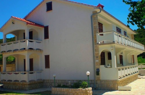 Kampor Apartment | Spacious and Sunny Apartment on Island Rab