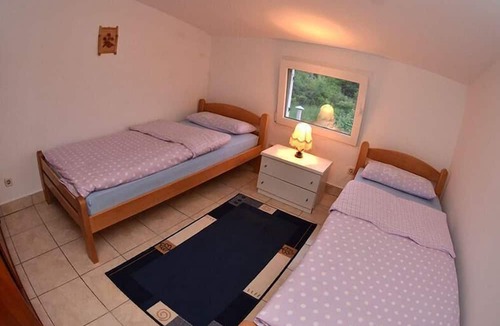 Sisan House | Holiday house with private garden and parking