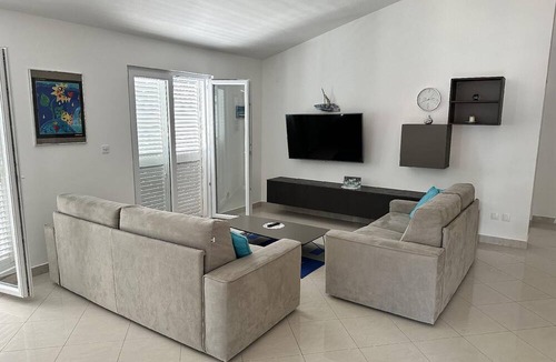 Obrovac House | Holiday flat only 20m from the sea