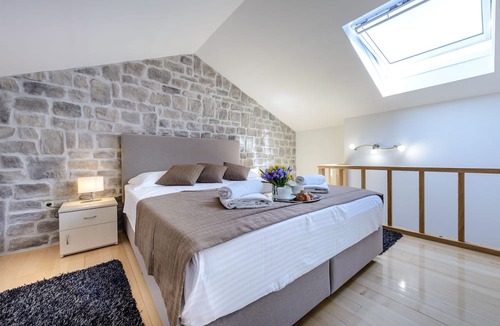 Zaton House | Holiday Home with Private heated Pool, Sea view & Basketball Court