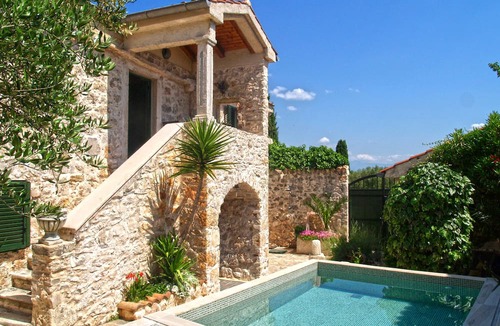 Banj Villa | Holiday Villa Blue Tree