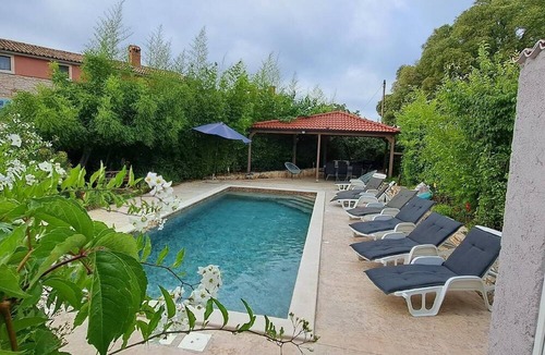Muntic Apartment | holiday flat "Eti and Mia" with swimming pool