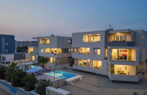 Zrce House | Apartments & Rooms Danivan Pool Villas