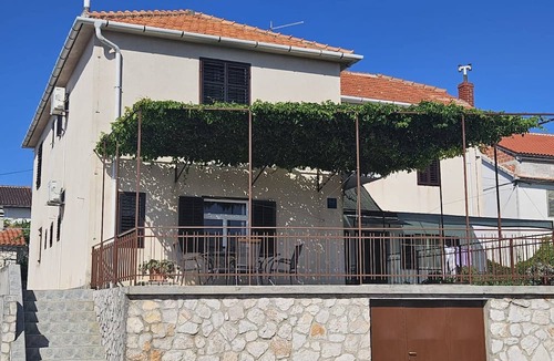 Susica Apartment | Three-bedroom Apartment in Murter