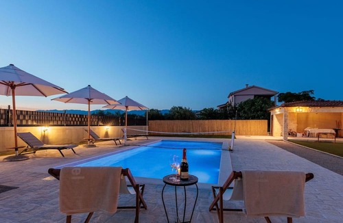 Lovinac House | Beautiful private villa for 6 guests with WIFI, A/C, private pool, TV and patio