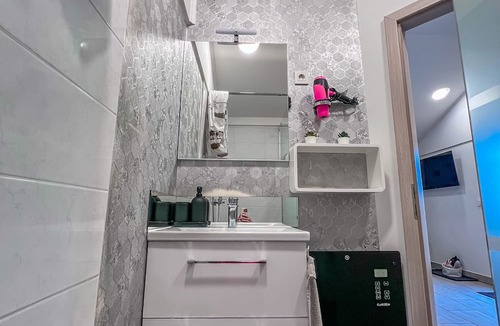 Bled Apartment | Cozy little house with pool and hot tub