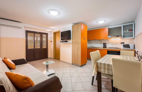 Lindar Villa | Family villa with a pool near Pazin