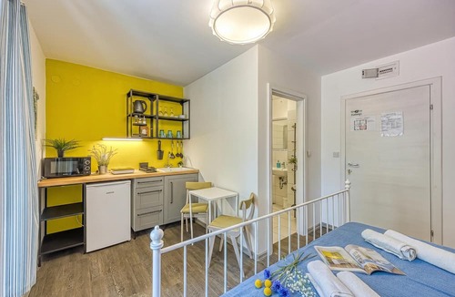 Veli Losinj Apartment | Blue Studio Apartment With Garden