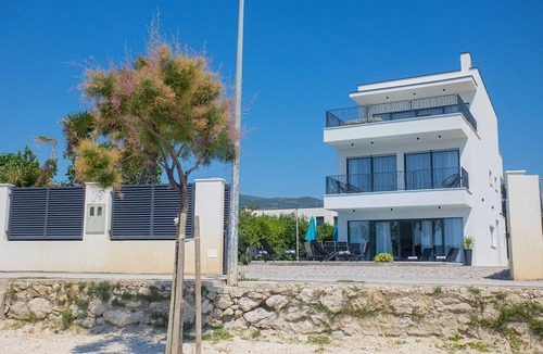 Kastel Stafilic Villa | Beachfront Villa Wave with Pool